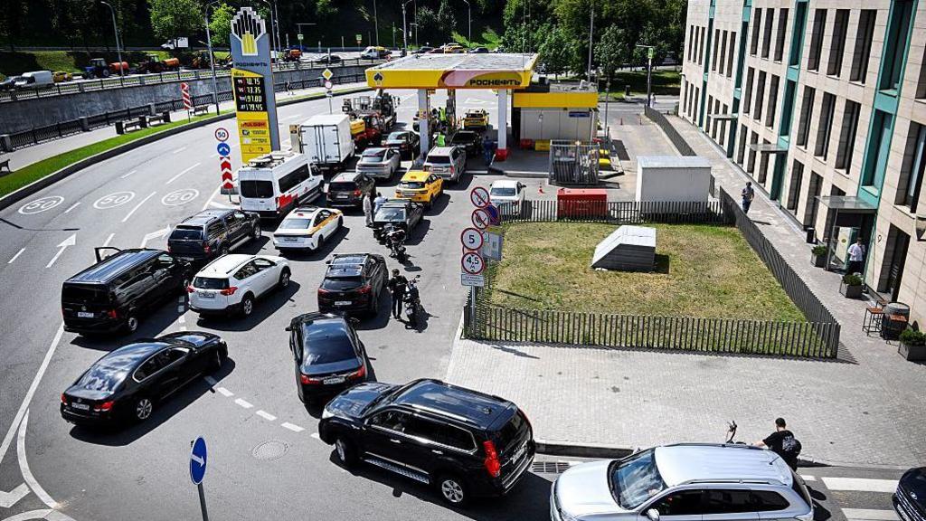 Fuel Shortages Bite Moscow as Ukraine Attacks Loom, Putin Faces Rising Public Pressure