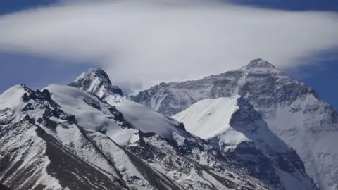 Everest Hikers Face Hypothermia Amid Ongoing Blizzard Rescue Efforts