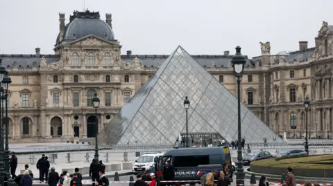 Five Additional Suspects Arrested in Louvre Theft Investigation