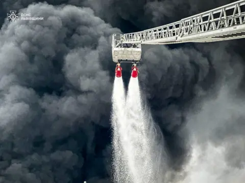 Hungary-Ukraine Oil Pipeline Dispute Delays EU Loan Support