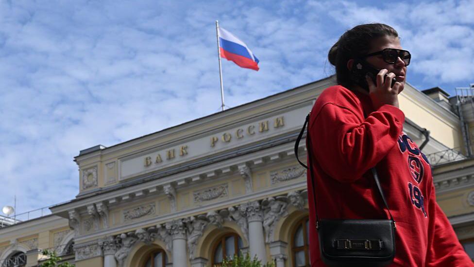 Russians Return to Cash as War, Internet Shuts Drain the Economy