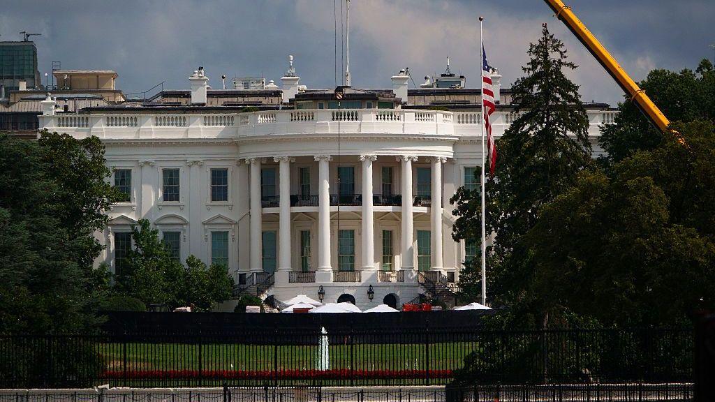 Former White House Teleprompter Operator Must Pay $172,000 After Betting on Trump Speeches