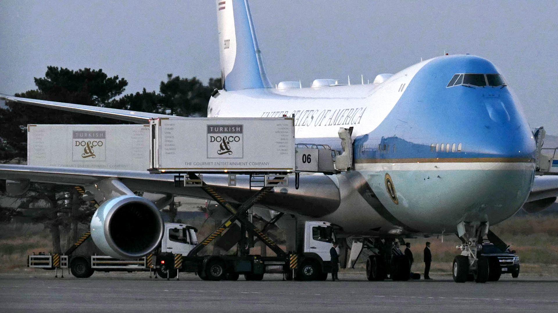 Trump Swaps to Caterer‑Truck Plane After Iranian Threat, Inside Story