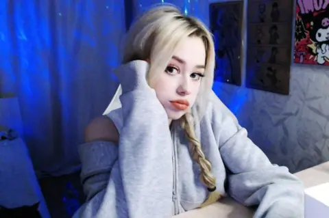 Young Russians Lured by Dangerous Weight-Loss Pill Molecule Amid TikTok Fame