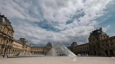 Robbery Closes Louvre Museum in Paris