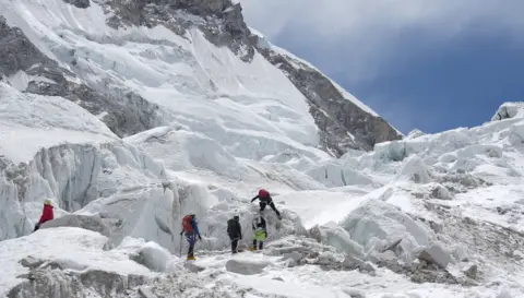 Obstacle on Everest: Glacier Blockages Delays Climbing Season
