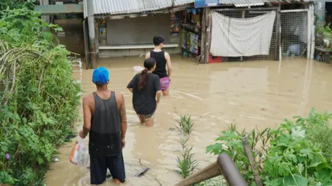 Typhoon Fung-wong Claims Six Lives in Rapid Succession of Disasters in the Philippines