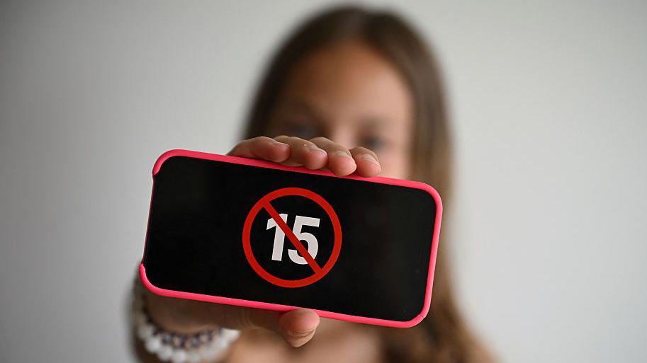 France Becomes First European Nation to Ban Under‑15s From Social Media