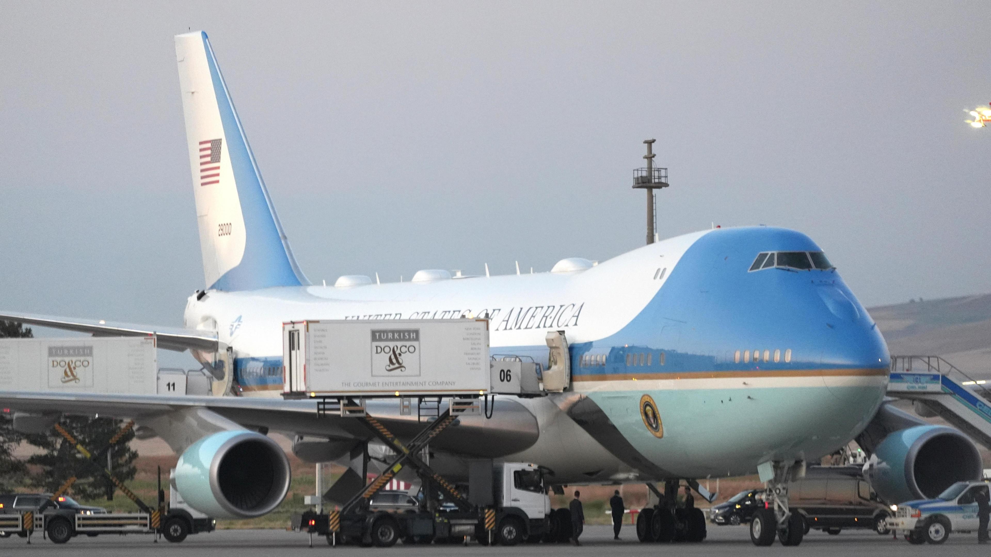 Trump’s Secret Exit in Ankara: Cabinet Stayed on Decoy Air Force One