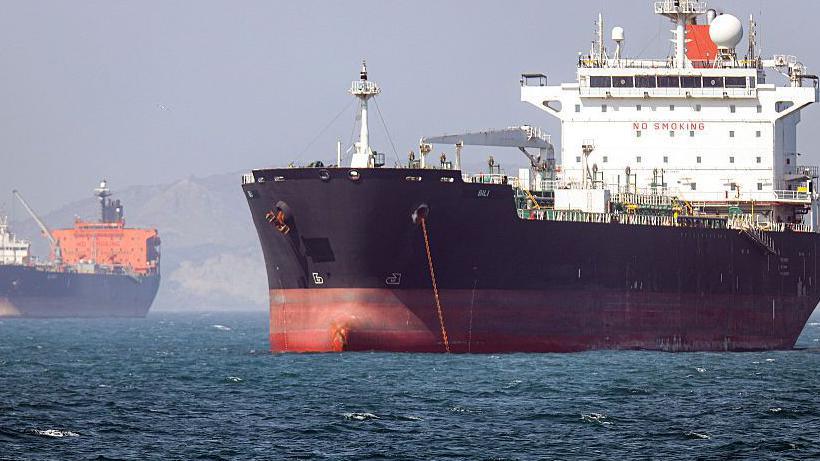 Oil Prices Slide as US Talks Signal Possible Reopening of Hormuz Strait