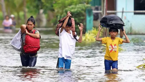 Typhoon Fung-wong Approaches Philippines in Wake of Recent Disaster