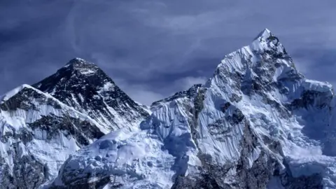 Rescue Operations Underway for Nearly 1,000 Trapped at Mount Everest