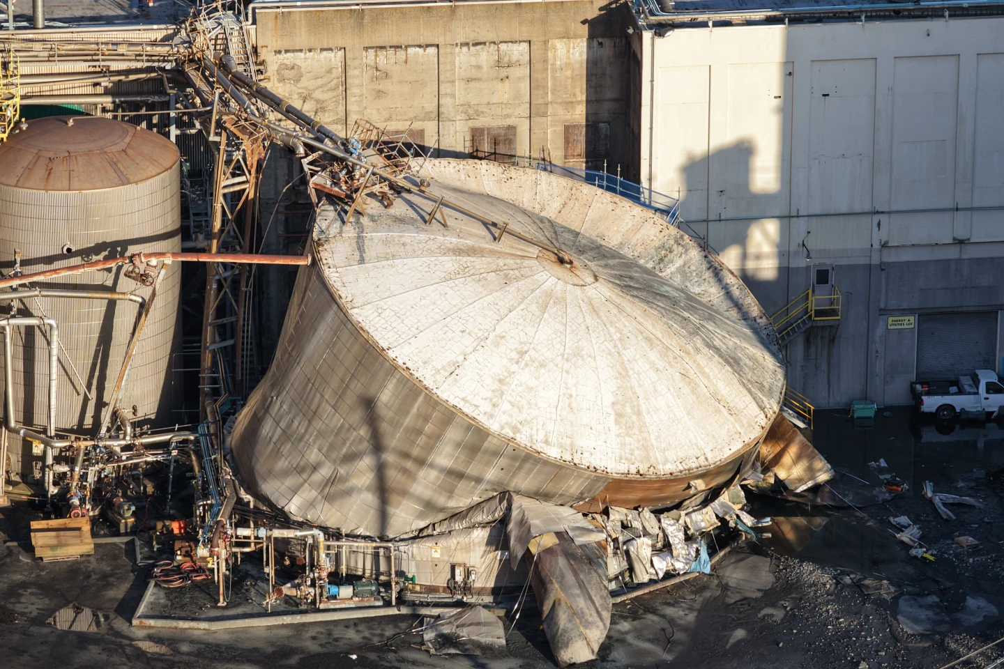 Longview Paper Mill Tank Implodes: Nine Workers Missing, One Fatality